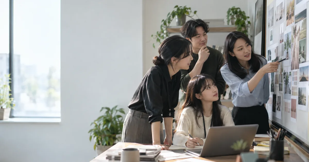 경기 콘텐츠기업 팀이 해외 비즈니스 상담을 준비하며 포트폴리오를 검토하는 장면